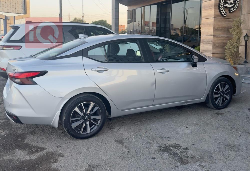 نيسان فيرسا